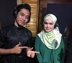 Dec 28, 2020 · lirik lagu aduh mamae ada cowok baju hitam yang tengah viral di tiktok. Senang Nak Ingat Netizen Puji Comel Pipi Merah Versi Zikir Siti Khai Bahar Remaja