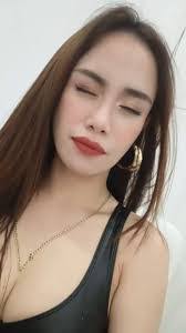 Nina Holmes's Instagram, Twitter & Facebook