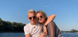 Laat een reactie achter en vergeet niet te abonneren! De Dochter Van Bergkamp Is De Vriendin Van Donny Van De Beek Goals