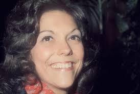 That face, ❤️ That smile. The voice❤️❤️ how could you not love her. She  hugged my right side and I couldn't believe she knew or remembered the  scars