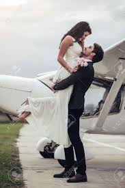 Check spelling or type a new query. Frisch Verheiratet Schones Junges Romantisches Paar Steht Nahe Privatflugzeug Attraktive Frau Im Hochzeitskleid Und Gutaussehender Mann In Der Klage Feiern Hochzeitstag Im Flughafen Nahe Flugzeug Bereit Fur Die Flitterwochen Lizenzfreie Fotos Bilder