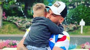 #popstar bittet zum tanz in villa kalles: Allein Mit Alessio Pietro Lombardi Geniesst Papa Sohn Urlaub Promiflash De