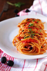 Spaghetti In Crema Di Peperoni Con Olive E Capperi Ilpugliesechecucina Ricetta Peperoni Olive E Capperi Idee Alimentari