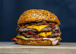 La hamburguesa es seguramente el plato internacional de más a pesar de la creencia de que las hamburguesas no son buenas para una dieta equilibrada, los expertos coinciden en que la hamburguesa es un plato. Dia Internacional De La Hamburguesa The Top Chile
