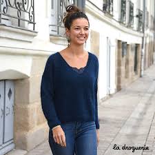 Tous nos produits sont 100% polyester et permettent d'évacuer facilement la transpiration pour laisser ton corps de respirer pendant l'effort. Ravelry Pull Col V Clisson Pattern By La Droguerie