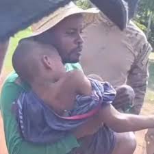 Uma das tr&ecirc;s crian&ccedil;as desaparecidas em Bacabal, interior do Maranh&atilde;o,  acabou de ser encontrada &agrave;s margens de uma estrada vicinal por um  carro&ccedil;eiro. Kauan de oito anos, estava nu e desfalecido, mas