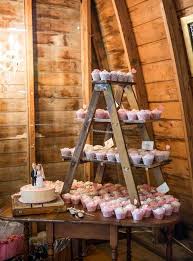 10 Presentoirs A Cupcake Presentoir Cupcake Gateau De Mariage Rustique Echelle Mariage