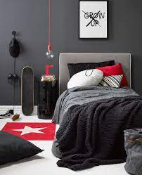 Très pratique pour poser des objets, prendre un petit déjeuner déco murale london : Une Deco En Rouge Et Gris Dans La Chambre Des Ados My Blog Deco