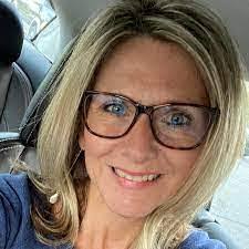 Tracy Bott's Instagram, Twitter & Facebook