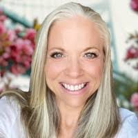 Elizabeth Gilroy's Instagram, Twitter & Facebook