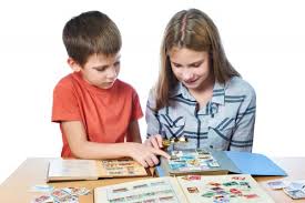 4 beneficios de coleccionar cromos en los niños - Eres Mamá