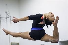 今年 46 歲的烏茲別克體操選手丘索維金娜（oksana chusovitina）在比完 2020 東京奧運後正式退役，雖然無緣晉級決賽，但她的運動家精神仍是令人敬佩。這是她第 8 度登上奧運舞台，在東京奧運獻上最後一躍，難以想像的是她在體壇勇闖 30 年。 Gdf Lp5hvva Tm