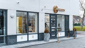 When it comes to decorating, it isn't just the inside of your home that needs some updating every once in a while. Gold Beauty Kliniek