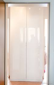 Es wurden keine griffe an den türen befestigt. Ikea Pax Schrank Mit Fardal Turen In Hochglanz Weiss Fur Den Flur Und Mit Diy Griffen Aus Kunstleder Ikea Pax Room Divider Home