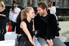 Before she got married, she has been the pair secretly tied the knot in march 2017 while the actress was nine months pregnant with their first child, a daughter named nina sadoski seyfried. Amanda Seyfried Welcomes A Baby Girl With New Husband Thomas Sadoski