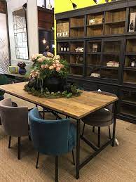 sejour deco industriel avec des chaises fauteuils en velours de differentes couleurs chaises de table a manger modele de salle a manger fauteuil salle a manger