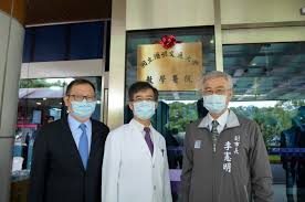 不知道算不算八卦 我女友在診所上班 今天排到她去陽明醫院打疫苗 下午還排了一堆人 排到四點半才輪到她 結果晚上就看到這個. æ¡ƒåœ'é†«é™¢èˆ‡åœ‹ç«‹é™½æ˜Žäº¤é€šå¤§å­¸ç°½ç´„åˆä½œæˆç«‹ æ•™å­¸é†«é™¢