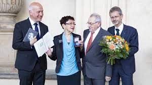 Jiřina šiklová is the author of vyhoštěná smrt (3.85 avg rating, 26 ratings, 3 reviews, published 2013), dopisy vnučce (3.52 avg rating, 23 ratings, 2 re. Sociolozka Jirina Siklova Prevzala Od Predsedy Milose Vystrcila Nejvyssi Oceneni Senatu Za Celozivotni Dilo Revue Pro Socialni Politiku A Vyzkum áƒ¦