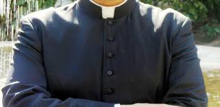 Uscito per mala guardia di gabbia, e vagando per la città, azzannò in or san michele un fanciullo postumo di un tale ucciso a tradimento: Uccide Con Un Crocifisso Il Prete Che Abuso Di Lui Arrestato Un 19enne Francese Gazzetta Del Sud