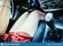 Junges Mädchen Fährt Ein Auto Mit Schaltgetriebe, Schalthebel Stockfoto -  Bild von hand, mobilität: 149876162