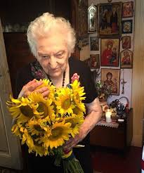 Wanneer je voelt de bron van liefde die stroomt tussen mensen en dingen en die geeft je zoveel pracht (grootsheid) dat je mens bent, kun je dit ding niet krijgen dan met tranen, dan huilen. Aspazia OÈ›el Petrescu In Memoriam Publikacii Facebook