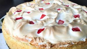Folgender kuchen ist nicht nur ein richtig einfacher kuchen, er sieht zudem am ende aus, wie ein verzauberter märchenwald.alles, was du dazu brauchst, ist gebackenes baiser, eine selbst gemachte himbeermarmelade und eine äußerst köstliche schokoladenmousse. Backvideo Erdbeer Baiser Kuchen Youtube