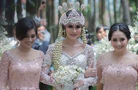 *she became a host to few television program and is in reality show with her husband *follow nagita slavina on facebook. Kekompakan Nagita Slavina Dan Nisya Ahmad Di Pesta Nikah Syahnaz Matamata Com