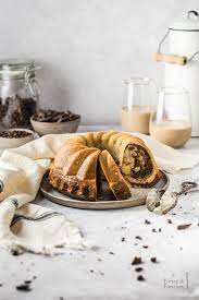 Außerdem ist er perfekt fürs büro, weil vom blech genug für alle da ist und ihr könnt ihn aus der hand essen. Baileys Kaffee Marmor Gugelhupf Kuchen Furs Buro