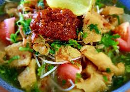 Add some of the shredded chicken and eggs, top with crisps potatoes and garnish with poyah and. Recipe Of Gordon Ramsay Indonesian Beef Tripe Soup Soto Babat The Cooking Map