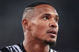 Representantes de John afirmam: "Goleiro decidiu ficar no Botafogo.  Objetivo é chegar à Seleção e conquistar mais títulos"