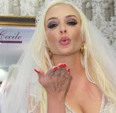 Und damit wesentlich billiger als im schnitt, wie katzenberger und schroth herausfanden: Daniela Katzenberger Die Tussi Mit Turboantrieb Nun Auch Am Kiosk Welt