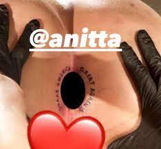 Anitta faz tatuagem no ânus e grita de dor em vídeo proibidão no OnlyFans 