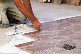 Procédez ainsi jusqu'à couvrir toute la rangée de la terrasse à carreler, en contrôlant à la règle de maçon l'alignement et la planéité d'ensemble. Pose D Un Carrelage Exterieur Sur Une Dalle En Beton