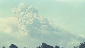 Gambar pemandangan ini diwarnai dengan teknik goresan linear. Gunung Merapi Meletus