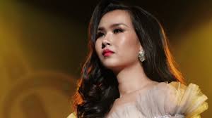 Câu chuyện xoay quanh truyền thuyết về đồ long đao và ỷ thiên kiếm là hai báu vật trong võ lâm, nếu ai nắm được cả hai thứ đó sẽ hiệu triệu được thiên hạ: Teaser Liveshow Vo Háº¡ Tram Youtube