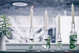 Diy coole deko vase windlicht aus glas und beton selber machen. Last Minute Adventskranz Diy Schlichter Eukalyptus Kerzenstander Als Weihnachts Deko Dreieckchen