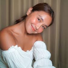 Aileen Amar's Instagram, Twitter & Facebook