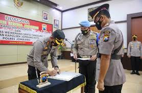 Jun 15, 2021 · adapun beberapa inisiatif keamanan dan kebersihan yang telah gojek sediakan sejak awal pandemi di antaranya, fitur ceklis protokol kesehatan dan selfie verifikasi masker di aplikasi mitra driver , pengoperasian zona nyaman (titik tunggu atau pemesanan goride dan gocar instan yang dilengkapi protokol kesehatan ketat) di puluhan titik di lokasi. Kapolres Jombang Lantik Kapolsek Jombang Dan Kapolsek Jogoroto