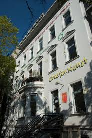Some things are over in no time at all, and some things linger, even if one would like them to go away. Haus Am Lutzowplatz Ein Haus Mit Wechselvoller Geschichte
