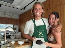 La profesión de Paddy, mujer de Marcos Llorente, jugador de la Selección española: graduada en ADE, empresaria y escritora de un libro de crecimiento personal