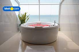 What better way to relax than have a bath or maybe you just need to bath the kids, the jakarta hotels below have rooms that include bathtubs. Rekomendasi Hotel Dengan Jacuzzi Di Jakarta Tiket Com