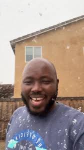 What is the earliest snowfall in local mountains near Redlands?