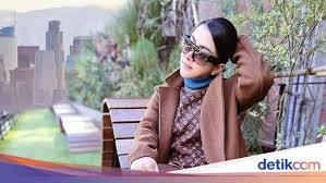 Banyak sekali orang mencari aplikasi semacam ini, karena mereka penasaran dan apakah tutorial edit baju tembus pandang menggunakan picsart. Syahrini Pose Bawa Tas Rp 2 5 M Dikritik Karena Edit Foto Di Jepang Jadi La