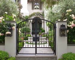 Gorgeous Pink Double Roses Spill Over A Stucco Wall And Bronze Lanterns Pink And Brown Pretty Combo Mit Bildern Vorplatz Gartentore Tor Design