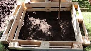 Sandkasten Aus Paletten Bauen Diy Anleitung Mit Video Palette Sandkasten Sandkasten Garten Sandkasten Selber Bauen