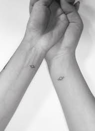 Idee tattoo tatouage cercle tatouages de silhouette tatoua tatouage tattoo silhouette encre tatouages tatouage avant bras tattoo gallery. 25 Minimalistische Tattoo Ideen Fur Paare Minimalistisches Tattoo Tattoo Ideen Dezente Tattoos