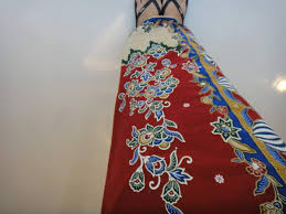 We hope this will help you to understand malay better. Nik Norma Ù†ÙŠÙ‚ Ù†ÙˆØ±Ù…Ø§ On Twitter Kain Batik Is A Malay Traditional Fabric And It Is Worn By Wrapping It Around The Waist The Wrapping Part Can Be Tedious But I