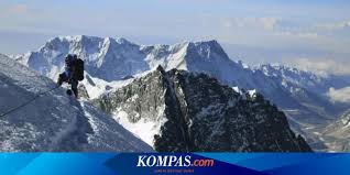 Bahasa indonesian tingkat fasih atau penutur asli english. Tahun 2018 Pemerintah Nepal Larang Pendakian Solo Ke Gunung Everest