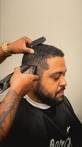 Un pilar del área se une a uno de los conceptos más sólidos y elegantes de  barbería. Hoy le damos la bienvenida a Jhon Hever López, un  estilista/peluquero con trayectoria, visión y