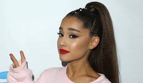 Teen vogue covers the latest in celebrity news, politics, fashion, beauty, wellness, lifestyle. Ariana Grande Wore Her Hair Down And Makeup Natural For British Vogue Glamour